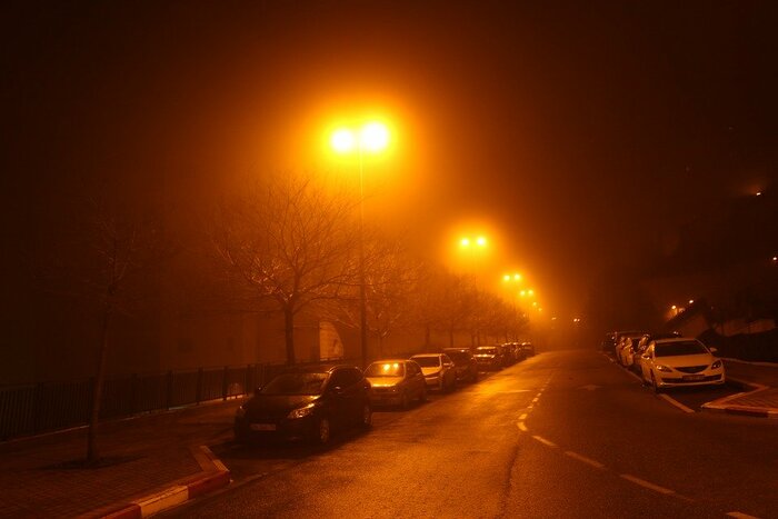 霧がかかった夜道